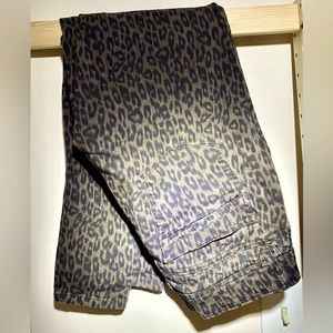 Mid rise skinny jeans with functional pockets nearly new